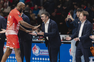 Incitamento da tutta la panchina prima dell'inizio del match. 