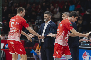 Incitamento da tutta la panchina prima dell'inizio del match. 