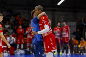 Abbraccio tra i due giocatori di Piacenza, Domenico Pace e Miguel Guti&eacute;rrez. 