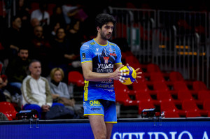 Amir Mohammad Golzadeh si prepara alla battuta. 