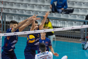 Armenante insacca sul muro di Ravenna