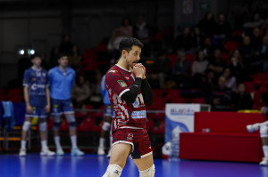 Landon Currie in attesa di ricevere la battuta di Piacenza. 