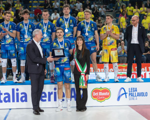 Premiano la seconda classificata Fabio Mechini, Consigliere Lega Pallavolo Serie A, e Katia Cescon, Sindaca di Prata di Pordenone