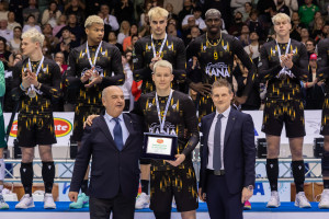 Roberto Dipiazza, Sindaco di Trieste, e Massimo Sala, Vicepresidente FIPAV, premiano la seconda classificata  