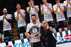 Monica Mazzoccoli, Assessore allo sport e al tempo libero del comune di Belluno, consegna il premio al Miglior Giocatore della Del Monte Coppa Italia Serie A3