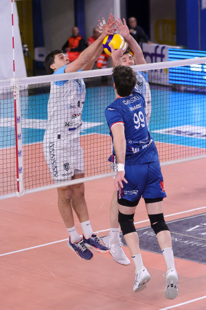 Bloccato il pallonetto di Benavidez a rete