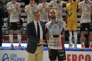 Lagan&agrave;, MVP dell'incontro, premiato dall'AD della Legavolley Fabio Fistetto