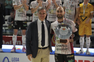 Lagan&agrave;, MVP dell'incontro, premiato dall'AD della Legavolley Fabio Fistetto