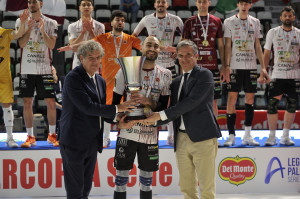 Stefano Bianchini (Consigliere FIPAV) e Fabio Fistetto premiano Domenico Lagan&agrave;