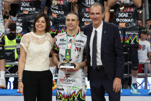 Massimo Colaci premiato Credem Banca MVP delle Finali da Nicole Galimberti (Resp. Sponsorizzazioni Credem Banca) e da Massimo Righi (Presidente Lega Pallavolo Serie A)