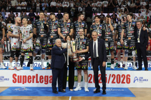 Giuseppe Manfredi (Presidente Fipav), Nicole Galimberti e Massimo Righi consegnano il trofeo Credem Banca a Simone Giannelli