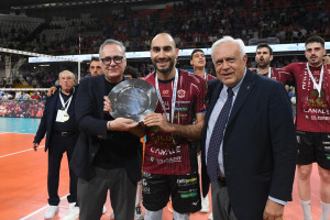 Elio Sit&agrave;, Vicepresidente FIPAV (a destra) e Sergio Di Meo, Vicepresidente Legavolley premiano Domenico Lagan&agrave;, Capitano di Reggio Calabria