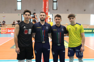 Filippo Dionigi, capitano di Perugia, e Federico Menchetti, capitano di Modena, insieme agli arbitri