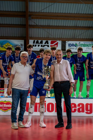 Gabriele Pertoldi, capitano di Monza, insieme a Luciano Serenelli e Massimo Serenelli, Presidente Lega Pallavolo Serie A