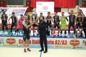 Massimo Righi con la Del Monte Coppa Italia per Antonio Cargioli, capitano Agnelli Tipiesse Bergamo