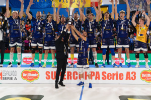 Carmelo Gitto, Capitano, e Giuseppe Carbone, Presidente di OmiFer Palmi, alzano al cielo la Del Monte® Supercoppa Serie A3